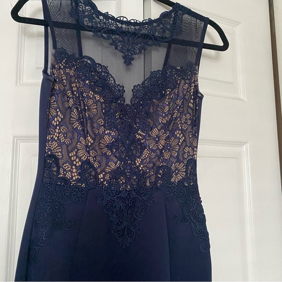 Lace detailing gown - Picture 7 of 8